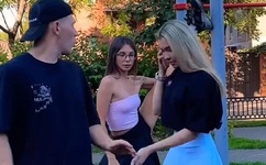 女模人乳喂富豪图